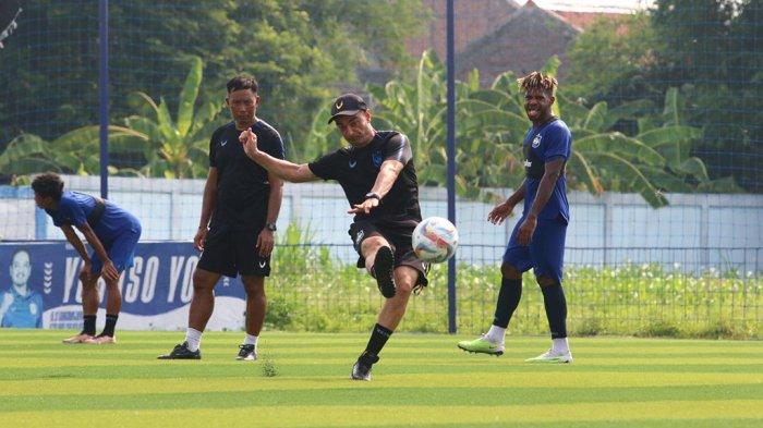 DAFTAR 18 Pelatih Klub Liga 1 2024/2025, Hanya 4 Lokal, Belasan Berasal ... DAFTAR 18 Pelatih Klub Liga 1 2024/2025, Hanya 4 Lokal, Belasan Berasal ...