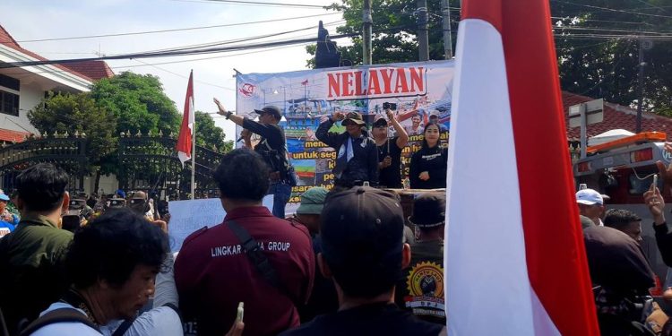 Demo Nelayan Pati tentang Harga BBM, Bupati dan DPRD Bertemu Massa