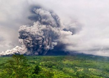 Gunung Semeru Erupsi Lontarkan Awan Panas Guguran pada Sabtu Malam