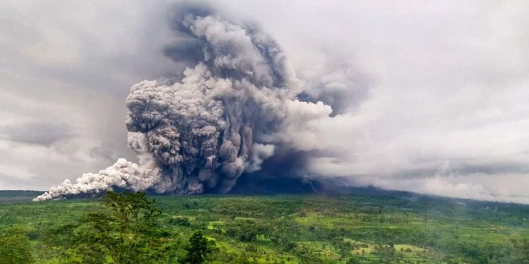Gunung Semeru Erupsi Lontarkan Awan Panas Guguran pada Sabtu Malam