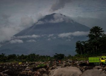 Gunung Semeru Meletus Tiga Kali di Pagi Hari Minggu