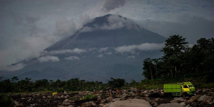 Gunung Semeru Meletus Tiga Kali di Pagi Hari Minggu