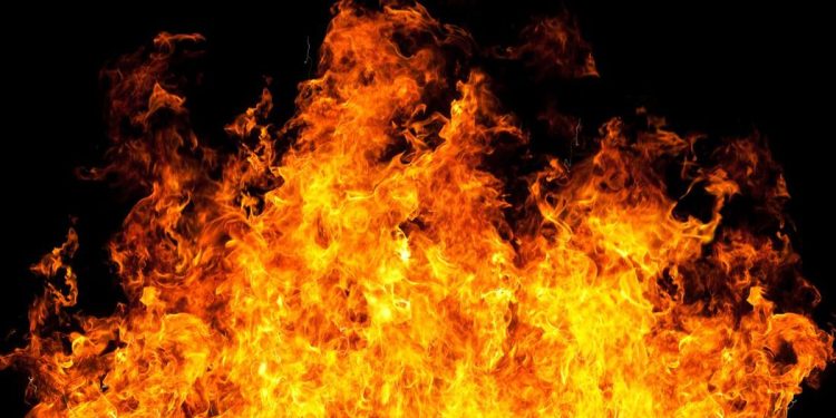 Kebakaran Tiga Lapak Limbah di Jatiuwung Tangerang Api Masih Terus Menyala