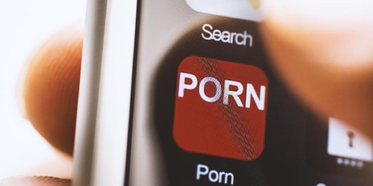 Polisi Tangkap Penyiar Live Konten Porno di Media Sosial