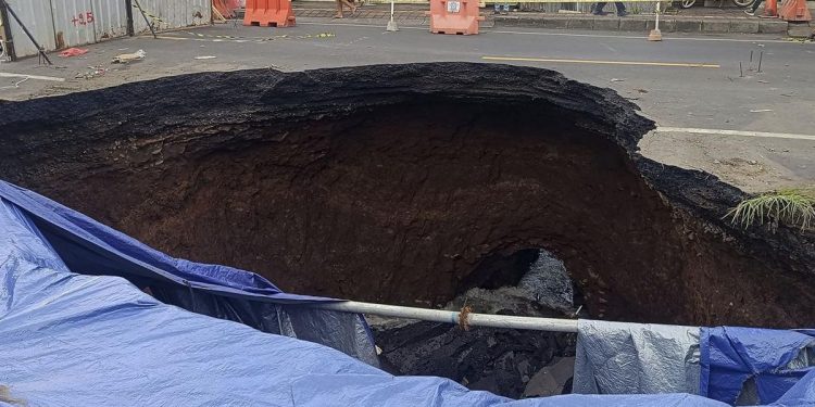 Jalan Antardesa di OKU Selatan Amblas, Lalu Lintas Terhenti Total