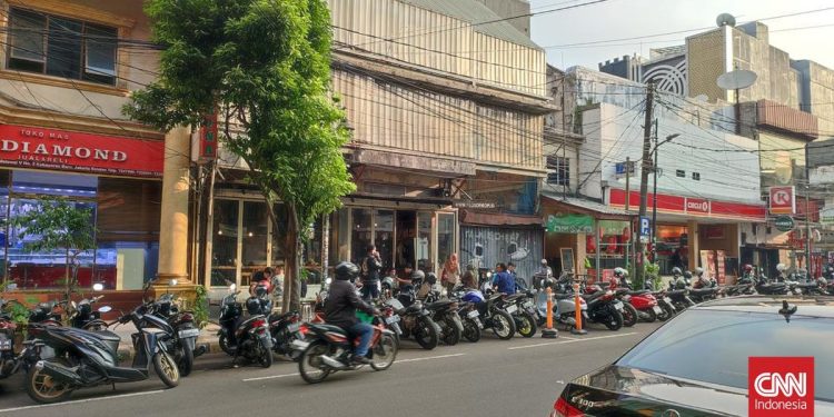 Pemprov DKI Tertibkan Parkir Ilegal di Blok M, 13 Juru Parkir Ditemankan