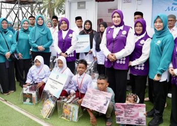Bantuan untuk Warga Huntara Aceh dan Ajak Senam Sehat oleh Ketum Posyandu