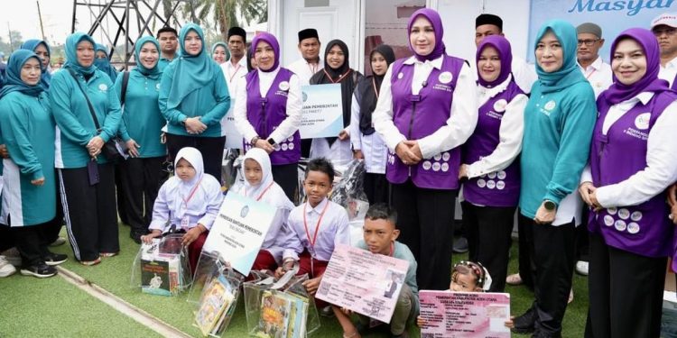 Bantuan untuk Warga Huntara Aceh dan Ajak Senam Sehat oleh Ketum Posyandu