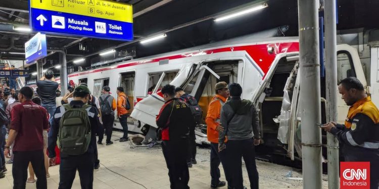 Jeda Tabrakan Taksi dan KRL Selama 3 Menit 43 Detik