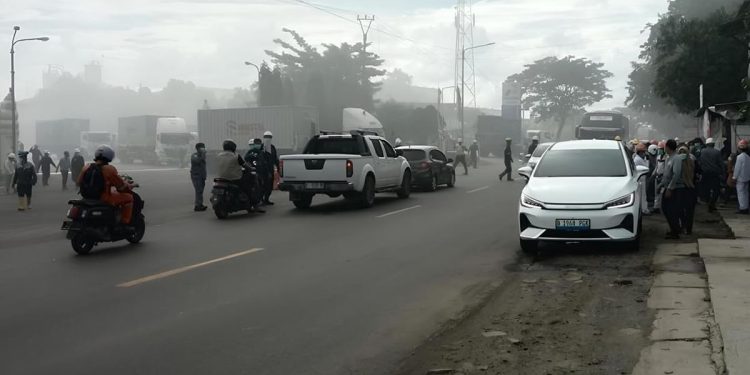Kebakaran Pabrik Kimia di Cilegon, Bau Menyengat Tercium di Jalanan