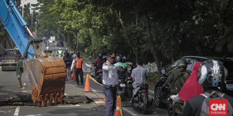 Pengalihan Arus Lalu Lintas Usai Jalan Amblas di Lenteng Agung Jaksel