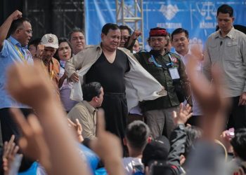 Prabowo Joget dan Lepas Baju di Panggung Perayaan Hari Buruh