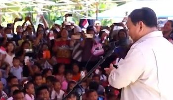 Prabowo Berinteraksi dengan Warga dalam Kunjungan Kerja di Miangas Talaud