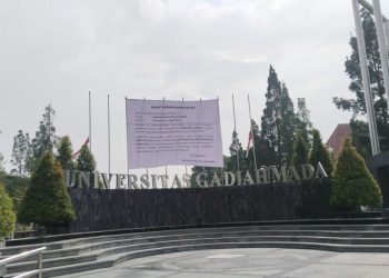 Spanduk Viral Dicopot di Gerbang Kampus UGM