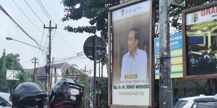 Baliho Ulang Tahun Jokowi Berisiko Melanggar Aturan Anggaran
