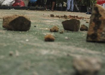 Polisi Lampung Dilempari Batu saat Menangkap DPO Begal di Acara Pernikahan