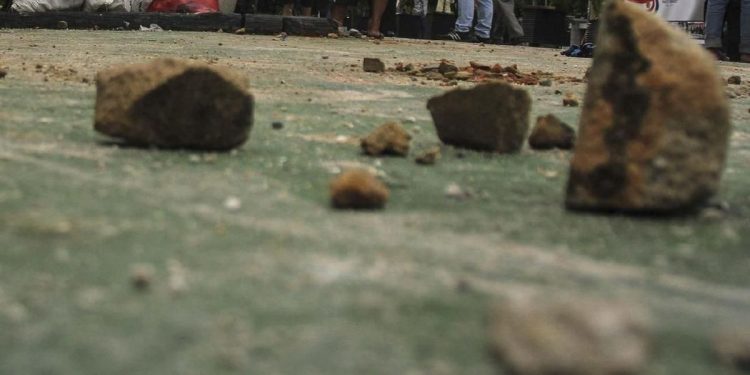 Polisi Lampung Dilempari Batu saat Menangkap DPO Begal di Acara Pernikahan