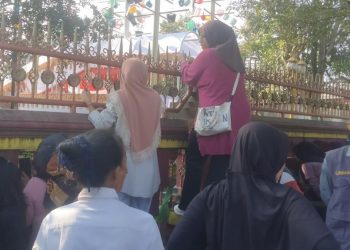 Emak-emak Lampung Berdesakan Melihat Jokowi Lewat Celah Pagar