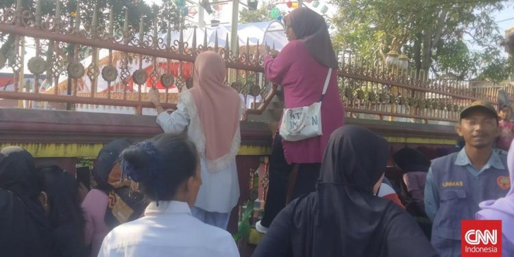 Emak-emak Lampung Berdesakan Melihat Jokowi Lewat Celah Pagar