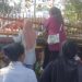 Emak-emak Lampung Berdesakan Melihat Jokowi Lewat Celah Pagar