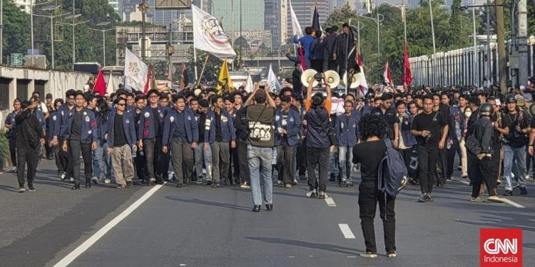 Mahasiswa Di DPR Demo Ribuan Soroti APBN dan MBG