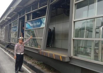TransJakarta Tebet Eco Park Ditabrak Truk dengan Pelaku Melarikan Diri