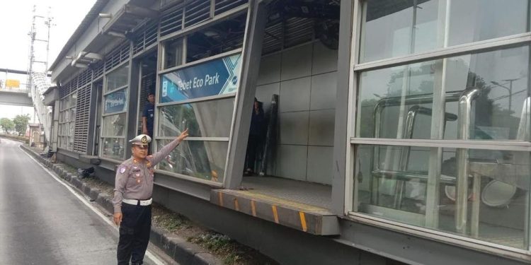 TransJakarta Tebet Eco Park Ditabrak Truk dengan Pelaku Melarikan Diri