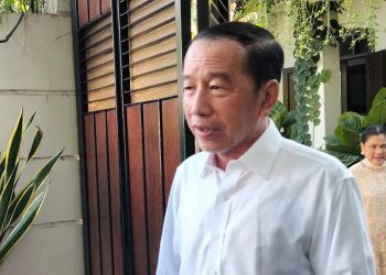 Warga Serbu Rumah, Jokowi Memilih Turun Mobil dan Berjalan Kaki