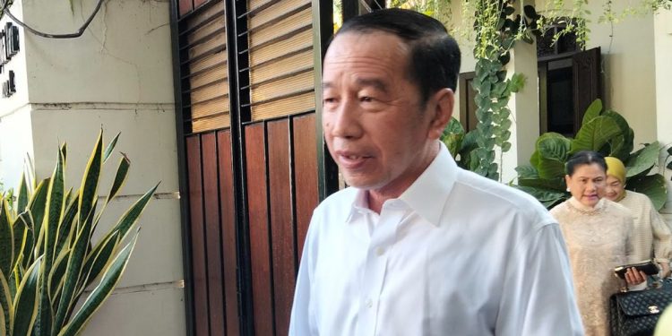 Warga Serbu Rumah, Jokowi Memilih Turun Mobil dan Berjalan Kaki