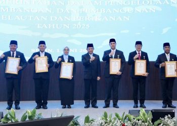 Mendagri Berikan Apresiasi Satyalancana Wira Karya kepada 6 Tokoh