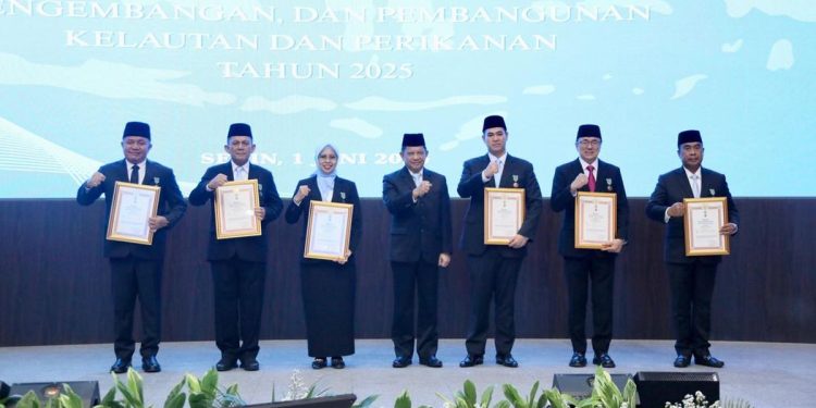 Mendagri Berikan Apresiasi Satyalancana Wira Karya kepada 6 Tokoh