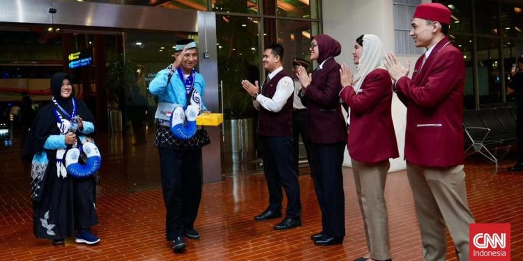 Jemaah Haji Embarkasi Pondok Gede Kloter Pertama Tiba di Tanah Air