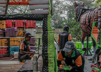 Tangan Kreatif Ubah Sampah Plastik Menjadi Perahu di Cakung