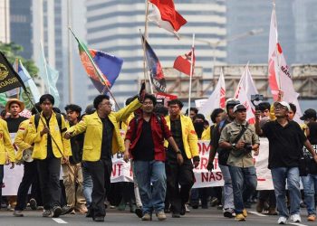 Terobos Barikade, Massa dan Aparat Saling Dorong