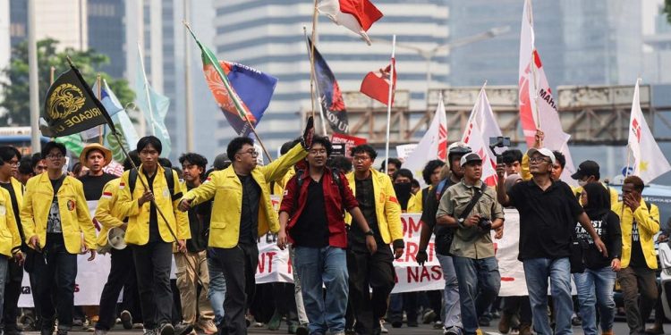 Terobos Barikade, Massa dan Aparat Saling Dorong