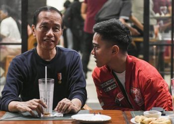 Ahmad Ali Bicara Tentang Waktu Penyematan Jaket PSI Kepada Jokowi