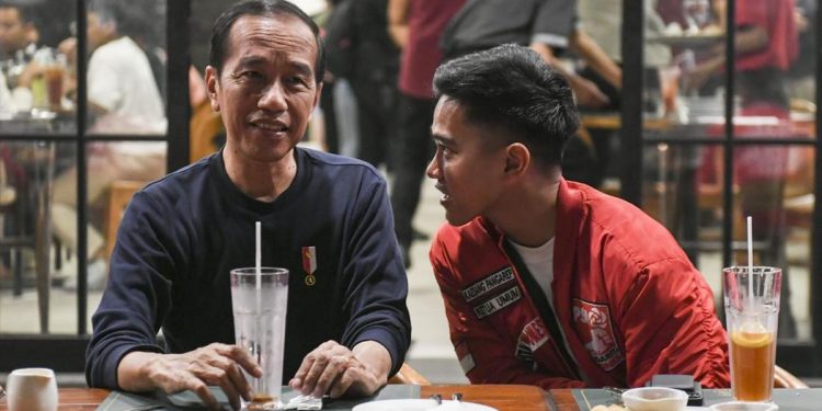 Ahmad Ali Bicara Tentang Waktu Penyematan Jaket PSI Kepada Jokowi