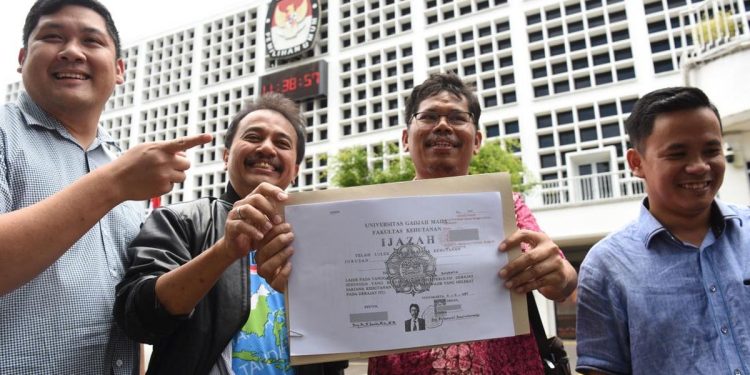 Polisi Periksa Kertas dan Tinta Ijazah Sebelum Menangkap Roy Suryo