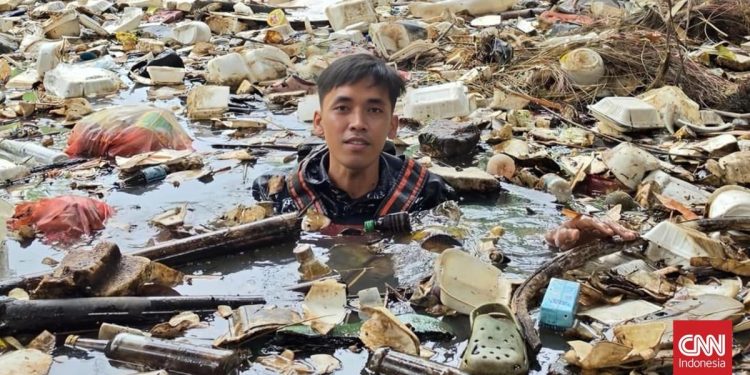 Sampah Menutupi Aliran Sungai Bersejarah Kesultanan Banten