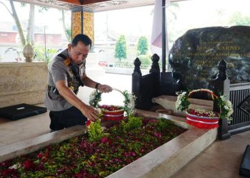 Kapolri Ziarah ke Makam Pahlawan Nasional Bung Karno, Gus Dur, dan Soeharto