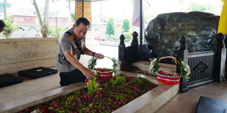 Kapolri Ziarah ke Makam Pahlawan Nasional Bung Karno, Gus Dur, dan Soeharto
