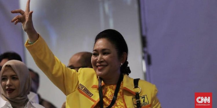 Titiek Soeharto Meraih Juara 3 di Kejuaraan Menembak Kapolri Cup