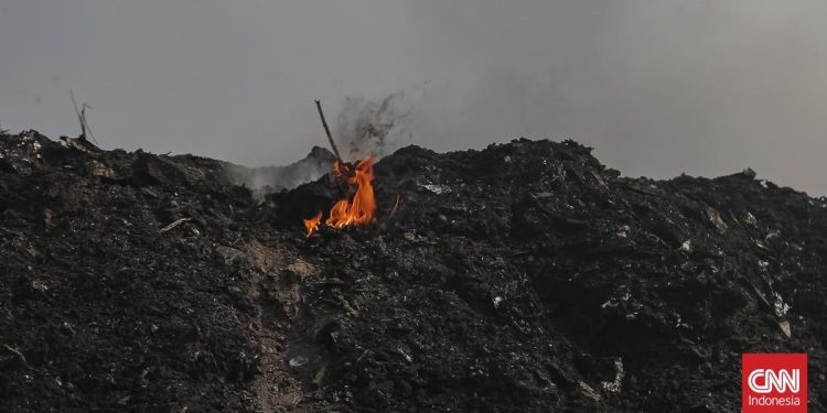 Karakteristik Kebakaran TPA Jatiwaringin Serupa dengan Lahan Gambut