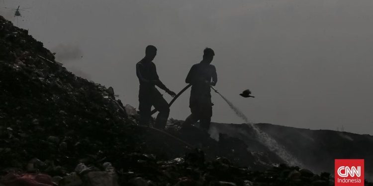 Kebakaran TPA Jatiwaringin Hari ke-10, Sisa Titik Api 5 Persen