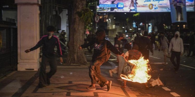 Dugaan Massa Bayaran Pancing Kericuhan Demo di Surabaya oleh KontraS