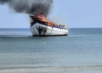 Kapal Pinisi Wisata Terbakar di Bulukumba, 6 ABK Berhasil Selamat