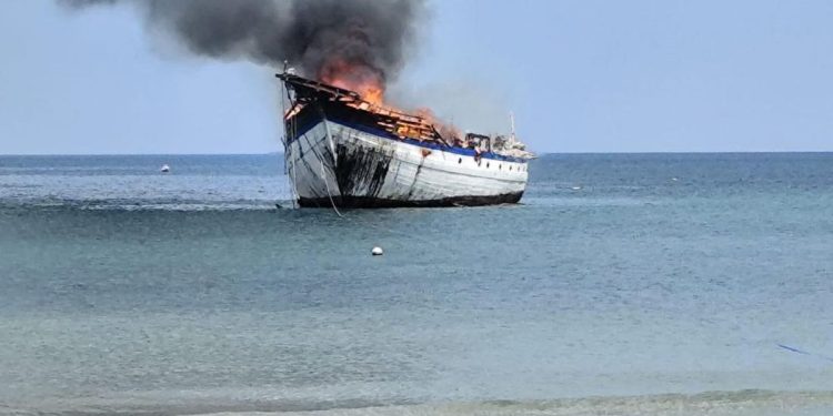 Kapal Pinisi Wisata Terbakar di Bulukumba, 6 ABK Berhasil Selamat