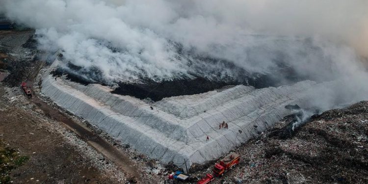 Cuaca Panas Menyebabkan Kebakaran di TPA Jatiwaringin Menurut BPBD