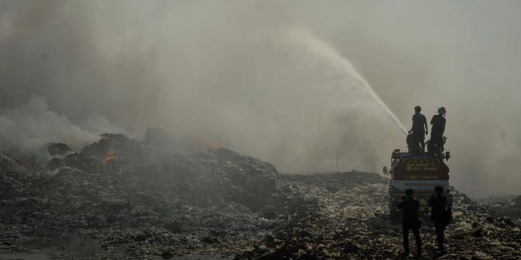 Penyebab Kebakaran TPA Jatiwaringin Diselidiki Setelah Proses Pemadaman
