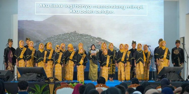 Drama Putri Mandalika Berbahasa Inggris Memeriahkan Open House Sekolah Rakyat